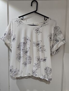 MELLODAY White Floral Outline Short Sleeve Blouse